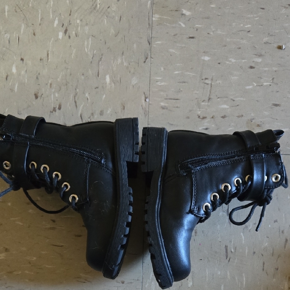 Black Leather Combat Boots with Lace-Up Design - Picture 5 of 6